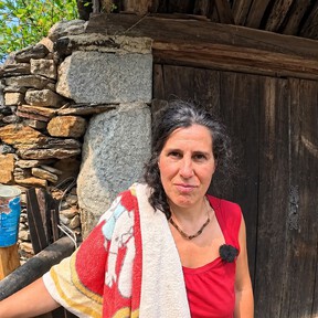 Sure, de 45 años, vive aislada en una aldea de Asturias con sus dos hijas: "Hago un montón de medicamentos con plantas y luego los vendo en las ferias, es mi forma de sostenerme económicamente" 