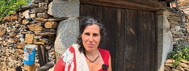 Sure, de 45 años, vive aislada en una aldea de Asturias con sus dos hijas: "Hago un montón de medicamentos con plantas y luego los vendo en las ferias, es mi forma de sostenerme económicamente" 