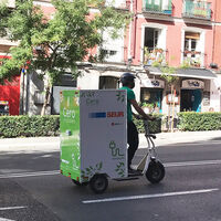 Algunas empresas de paquetería ya están usando patinetes eléctricos para hacer el reparto