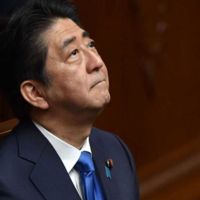 Japón ante un gran dilema, ¿subir el IVA ya para sostener la Seguridad Social o retrasarlo para frenar el estancamiento?