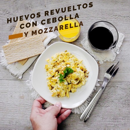 Huevos revueltos encebollados con jalapeño y mozzarella. Receta de desayuno en video