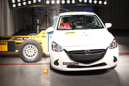 Latin NCAP deja con dos estrellas al Mazda 2 y con una al Nissan March