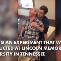 Un estudiante de enfermería decide experimentar los dolores del parto y aguanta ¡20 segundos!