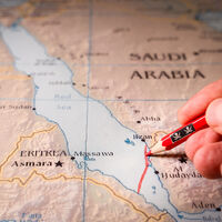 Esqueça as grandes potências militares porque um grupo rebelde inesperado acaba de transformar um pequeno corredor no oceano na maior ameaça ao comércio global 