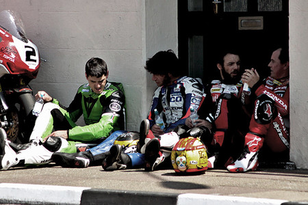 La diferencia entre MotoGP y el Tourist Trophy en un solo instante