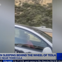 Cientos de conductores siguen quedándose dormidos en sus Tesla mientras dejan que el auto se maneje solo y sí, es ilegal