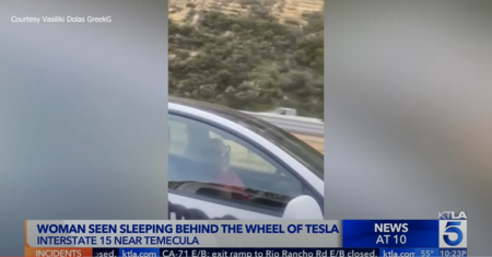 Cientos de conductores siguen quedándose dormidos en sus Tesla mientras dejan que el auto se maneje solo y sí, es ilegal