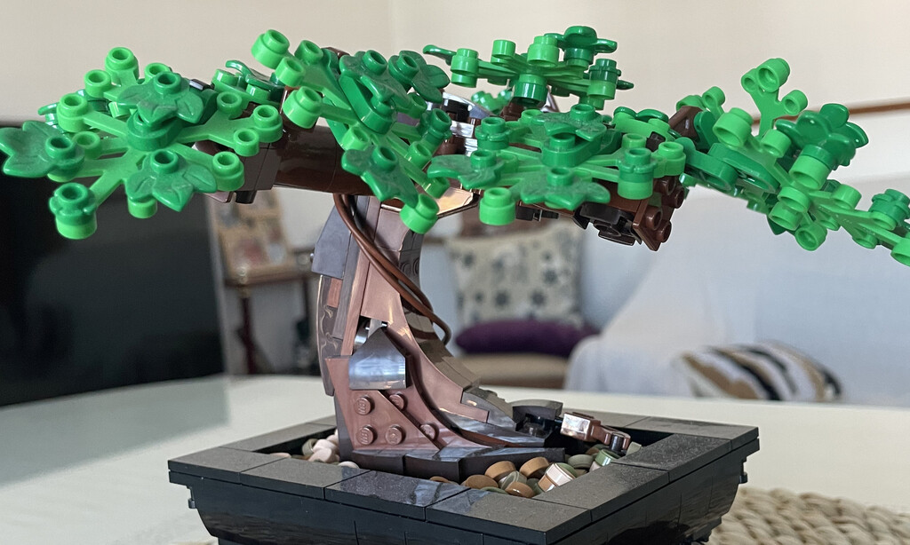 La alternativa a las plantas para decorar tu hogar es este bonsái de LEGO 