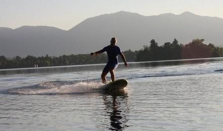 Desplázate por el agua surfeando tus propias olas con la tabla de surf eléctrica Waterwolf