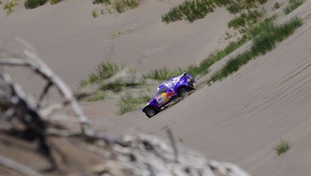 Carlos Sainz arrasa y vuelve a ser líder del Dakar