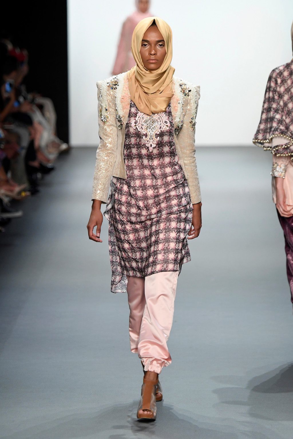 Foto de Anniesa Hasibuan (39/53)