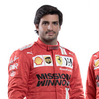 Carlos Sainz ya viste de rojo en la presentación del equipo Ferrari, pero el nuevo coche tendrá que esperar