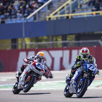 Dominique Aegerter impone su ley en Assen para coger más de una carrera de ventaja en la general de Supersport