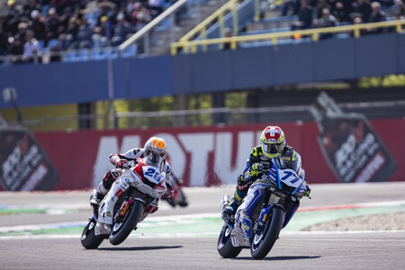 Dominique Aegerter impone su ley en Assen para coger más de una carrera de ventaja en la general de Supersport