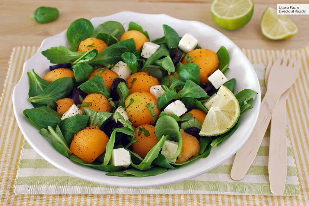 Ensalada de melón cantalupo con queso feta y lima: receta refrescante