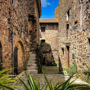 El pueblo de cuento entre volcanes verdes donde se comen las mejores judías de España: perfecto para recorrer a pie entre casonas de piedras y ríos urbanos 