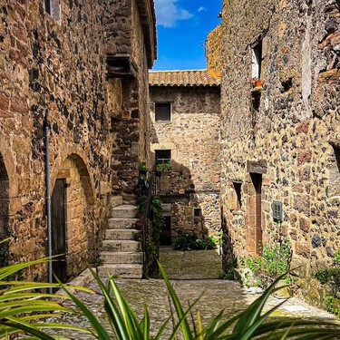 El pueblo de cuento entre volcanes verdes donde se comen las mejores judías de España: perfecto para recorrer a pie entre casonas de piedras y ríos urbanos 
