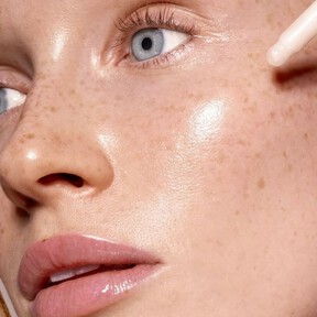 Para evitar que el corrector de ojeras se cuartee y se acumule en las arrugas hay que preparar muy bien la piel