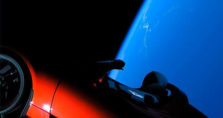 El Tesla Roadster en el espacio