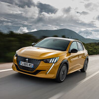 Los coches más vendidos en 2021: el Peugeot 208 adelanta al SEAT León y al Dacia Sandero, que se hunden en marzo