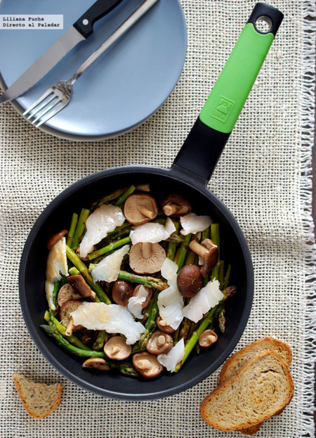 Salteado de espárragos verdes y shiitakes con bacalao ahumado y miso. Receta
