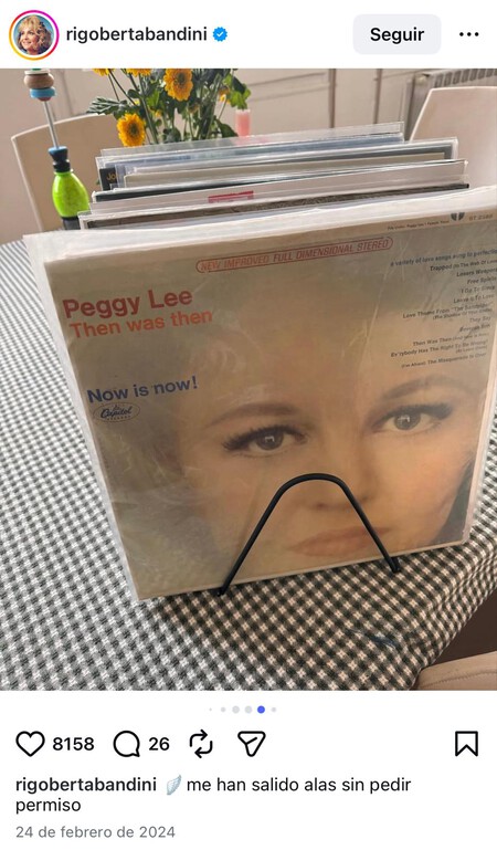 Objetos personales de la cantante sobre un mantel de corte vintage. / @rigobertabandini