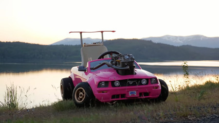 Alguien pensó que montar un kart Ford Mustang para la Barbie que corriera a 120 km/h sería una buena idea