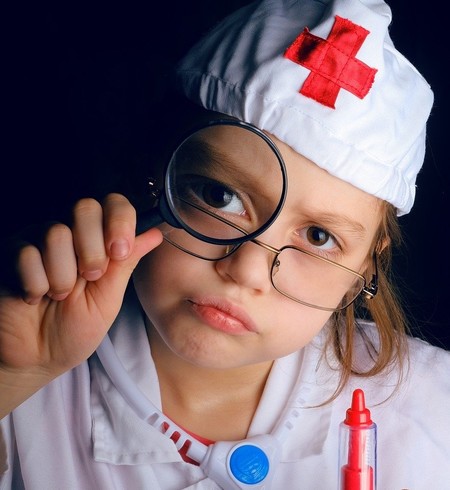 Los niños españoles quieren ser médicos, desean tener a Fernando Simón como jefe y votan por volver al colegio en septiembre