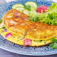 Adiós al tenedor: batir así los huevos para la tortilla francesa es mil veces mejor y da un resultado mucho más esponjoso