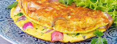 Adiós al tenedor: batir así los huevos para la tortilla francesa es mil veces mejor y da un resultado mucho más esponjoso