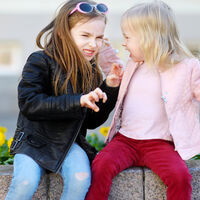 Por qué mi hijo muerde a otros niños y qué puedo hacer si lo hace