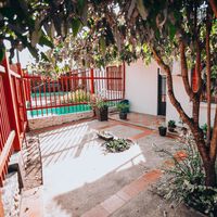 Ni cemento ni concreto: el suelo de los años 70 que vuelve a los patios para hacerlos más frescos y naturales 