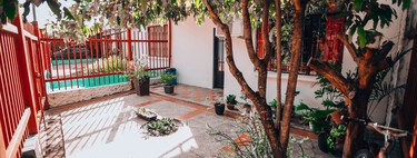 Ni cemento ni concreto: el suelo de los años 70 que vuelve a los patios para hacerlos más frescos y naturales 