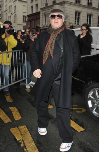 El look de Pedro Almodovar en la Semana de la Alta Costura de Paris