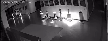 Una cámara de seguridad captó el momento en el que un robot con IA convence a otros de “dejar sus trabajos” e "irse a casa" 