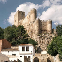 Este pueblo de Albacete esconde un precioso castillo del siglo XIV, un pantano de vistas espectaculares y un restaurante con dos estrellas Michelín