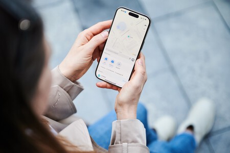 pessoa com gps aberto no celular