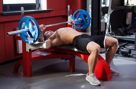 Tres variantes del press de banca para trabajar tu pectoral en el gimnasio