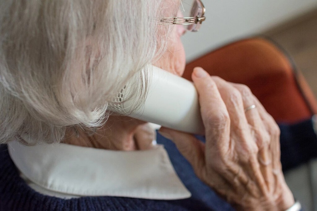 "Se podría decir que fueron estafados": una anciana de 92 años va a arreglar el móvil y sale con cinco contratos firmados