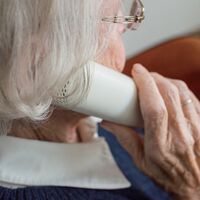 "Se podría decir que fueron estafados": una anciana de 92 años va a arreglar el móvil y sale con cinco contratos firmados 