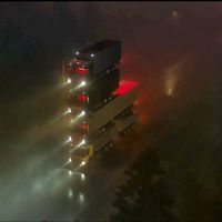 Volvo la vuelve a liar en su último anuncio con una torre de cuatro camiones, 15 metros de alto y su CEO en la cima