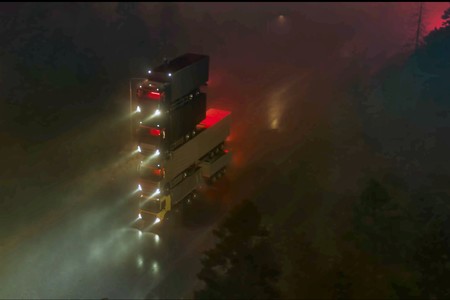 Volvo la vuelve a liar en su último anuncio con una torre de cuatro camiones, 15 metros de alto y su CEO en la cima