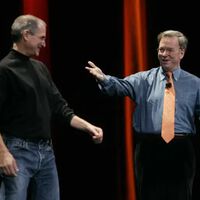 Steve Jobs compartió durante años mesa y secretos con el CEO de Google. La relación terminó con una amenaza de "guerra termonuclear" 