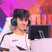"Me parte el alma". Un jugador de Pokémon viajó 10.000 Kilómetros para ganar su segundo mundial, pero acabó fuera del torneo por ayudar a un amigo con discapacidad