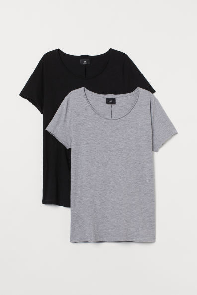 Camisetas en punto suave de algodón con escote holgado. Modelo de corte estándar con cuello y mangas sin rematar, bajo redondeado y espalda algo más larga.