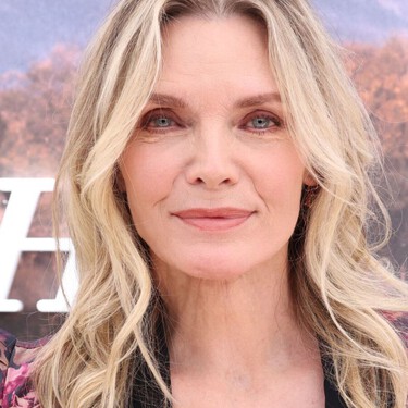 Michelle Pfeiffer confirma que los vestidos de flores también funcionan a los +60: cinco diseños bonitos de Mango, Zara y más 
