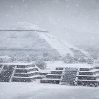 Internet se llenó de imágenes de la pirámide de Teotihuacan cubierta de nieve y el INAH lo tiene claro: no creas todo lo que ves 