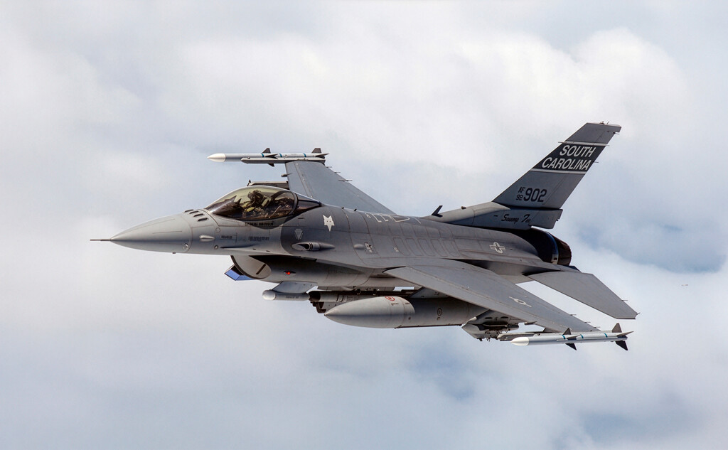 Creíamos que todo pasaba por los nuevos cazas. El F-16 lleva 50 años en el aire y se sigue vendiendo como pan caliente