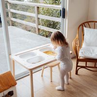 Esta mesa de Ikea es perfecta para crear una mesa sensorial Montessori sin gastar una fortuna