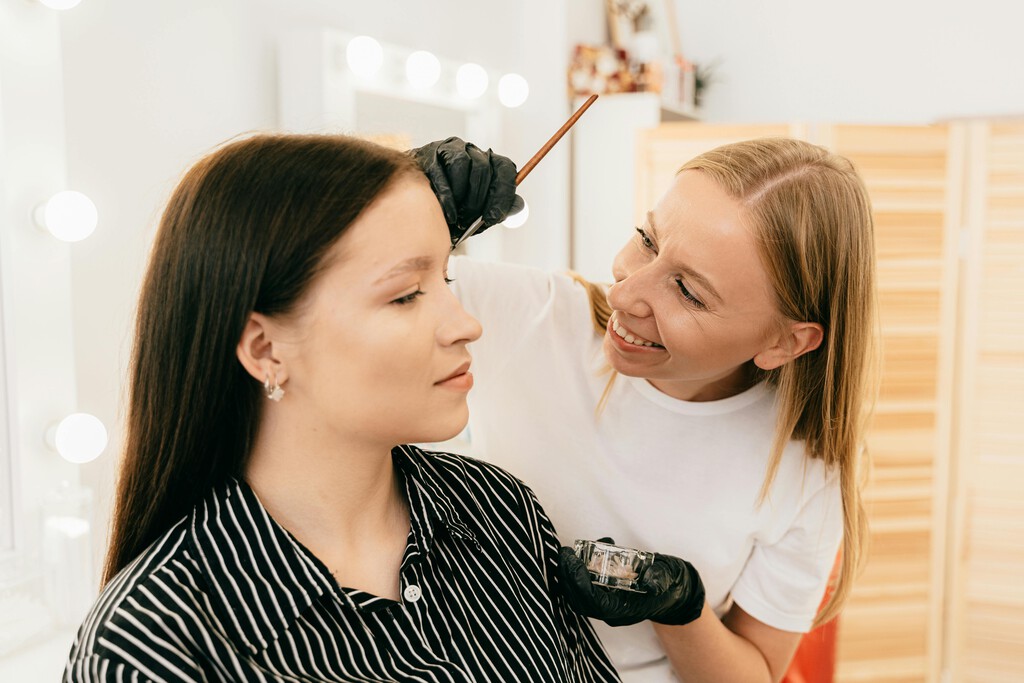 Tintes de cejas con efecto natural que puedes usar en casa para lograr una mirada más intensa y rejuvenecida
